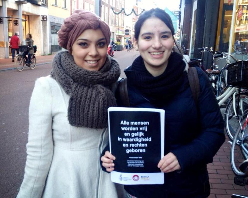 Twee dames van het studentenplakteam poseren tussen het plakken door