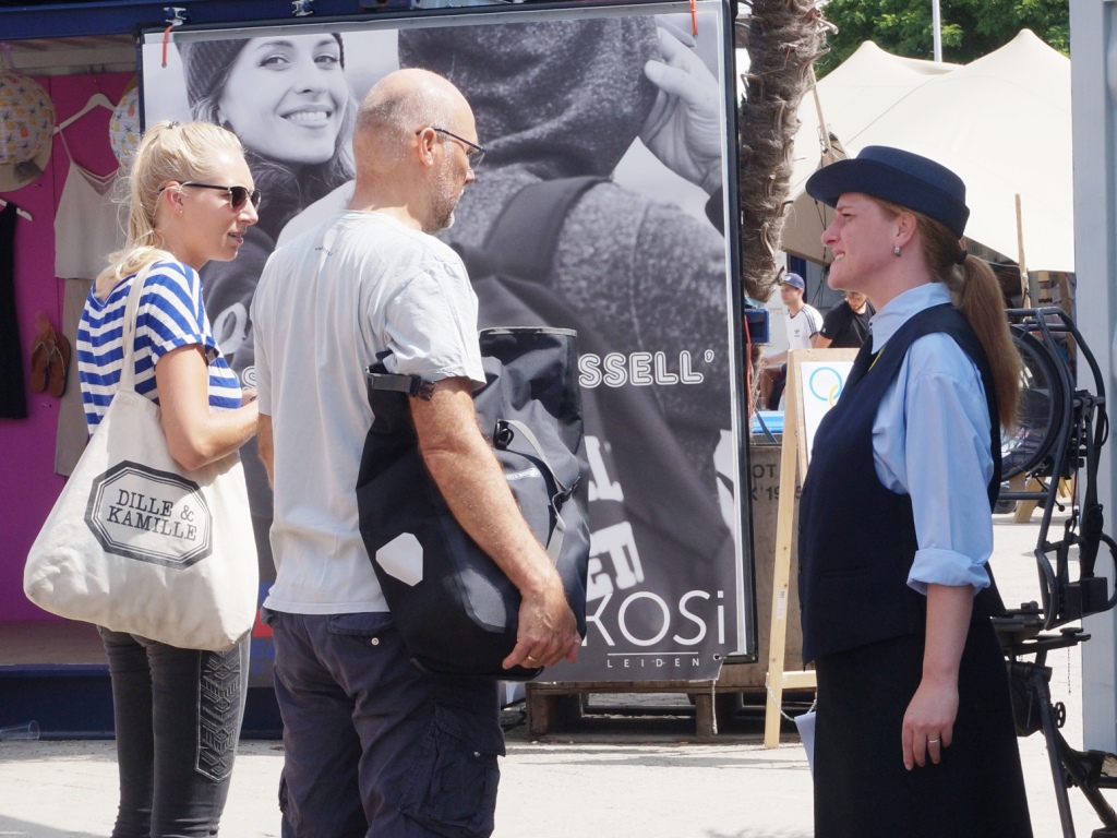 30 juli 2016: Actrice gedraagt zich als licht irritante agente tijdens Amnesty Leiden-actie tegen dodelijk politiegeweld in Brazilië. Locatie: pop up-uitgaansterrein De Buurt
