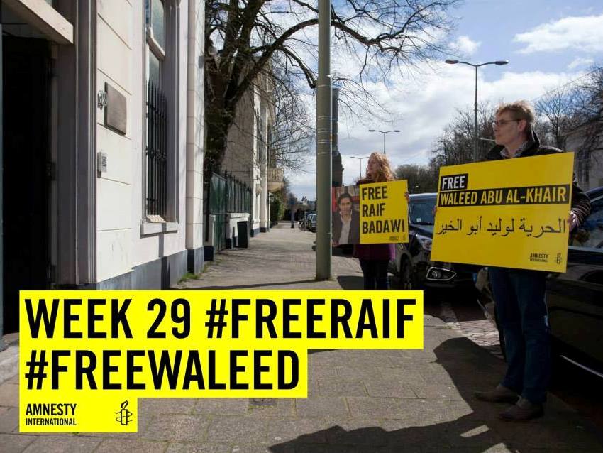 Amnesty-campagnemedewerker Marleen van Soelen en Leids Amnesty-vrijwilliger Gerard van der Veer op 17 april 2015 voor de Saudische ambassade in Den Haag