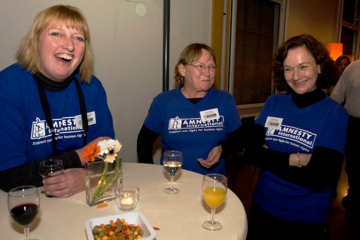 Organiserende dames van Amnesty Den Haag en Zoeterwoude genieten gezellig mee van de openingshapjes